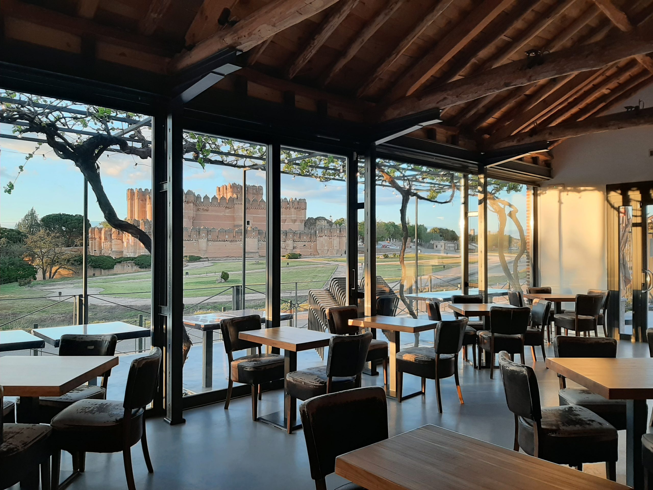 restaurante para comer en Coca con vistas al castillo